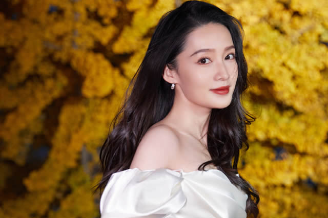 77岁的美容教母郑明明很少露脸,妆容精致昂贵,脸上没有一丝皱纹和不自然
