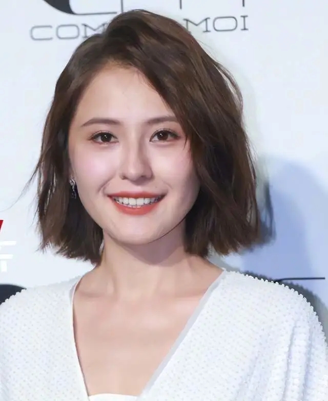 姜山太瘦了!丸子头的瓜子脸小了20岁,穿卡通T牛仔裤比女儿还嫩