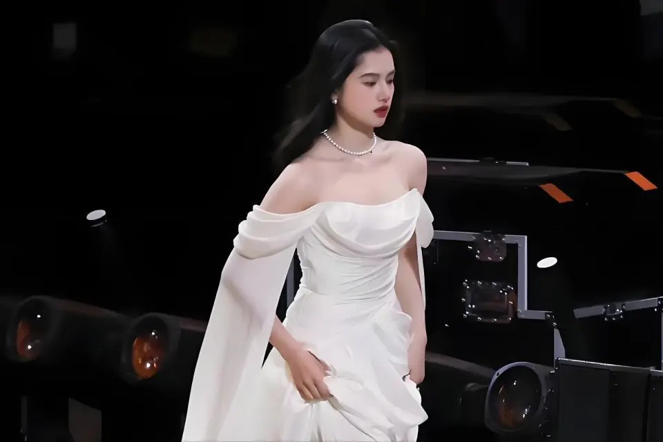 鞠婧祎化身白发狐狸,一抹红唇尽显婀娜妩媚
