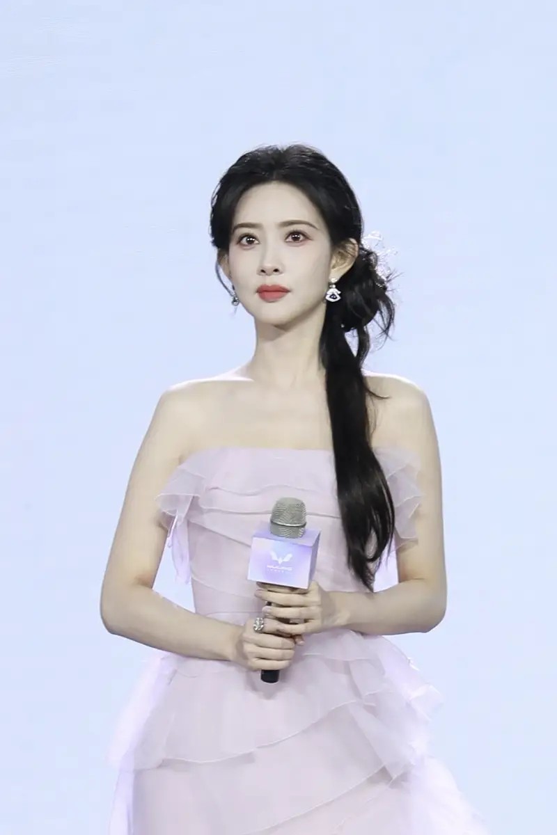 陈数连帽卫衣配半身裙，普通人跟风穿会不会翻车？