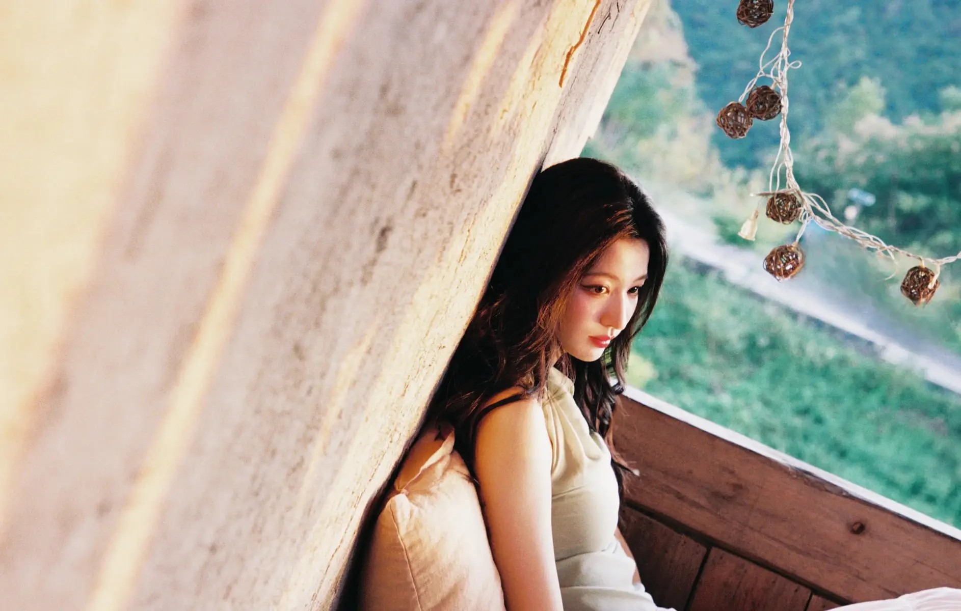 田栩宁被曝牵着女友若若手从家走出，网友质疑：不是发了单身声明