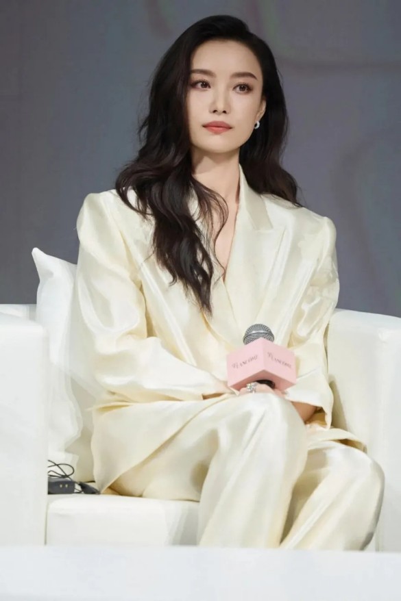 甘肃陇南多人凌晨下河淘金 警方：已巡逻驱赶并协调加强管理