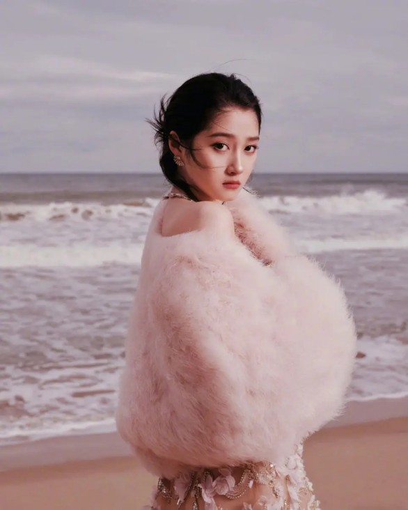 河北一“老头乐”逆行撞上劳斯莱斯，车内气囊弹出，当地：交警部门介入处理