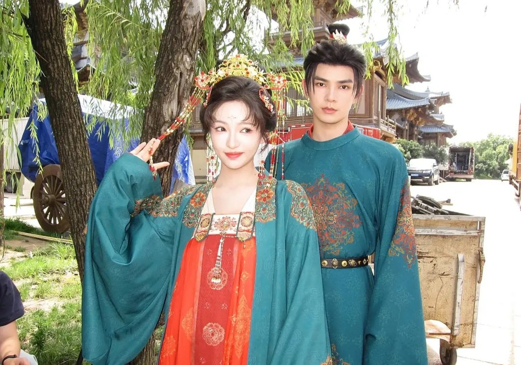 恭喜！TVB前知名男星在香港买房，娶富婆妻子遭质疑吃软饭