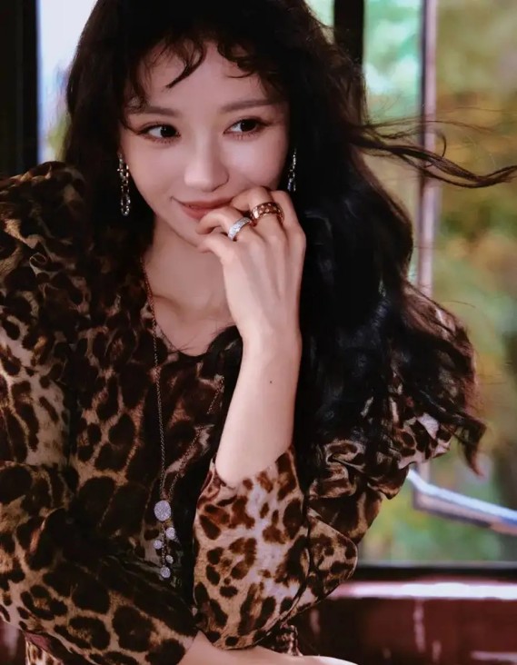 文淇的文艺默片：22 岁的封面与她的创作疆域